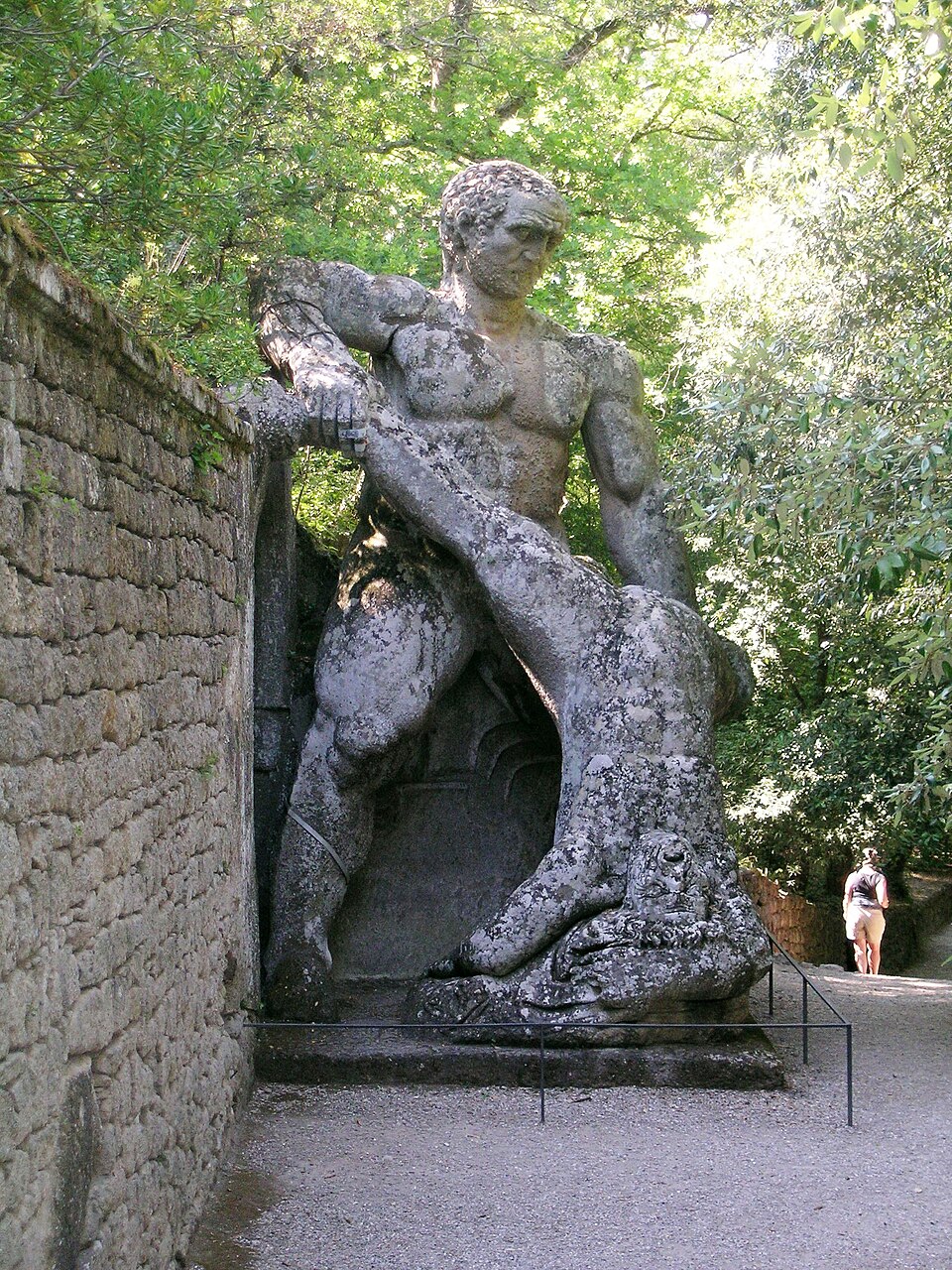 Scultura di Ercole e Caco nel Sacro Bosco di Bomarzo - Colossale gruppo scultoreo cinquecentesco in pietra vulcanica nel Parco dei Mostri