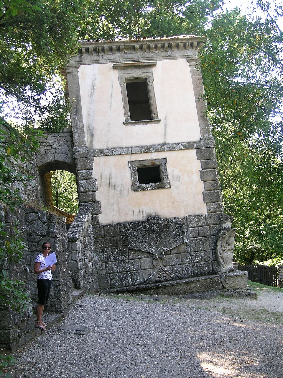 Casa Pendente nel Sacro Bosco di Bomarzo - Edificio cinquecentesco costruito volutamente inclinato su un masso di peperino nel Parco dei Mostri